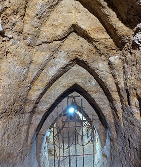 Imagen secundaria 2 - Las Cuevas Árabes han sido utilizadas desde tiempos inmemoriales para conservar excepcionalmente aceite, vino, aguardiente y todo tipo de alimentos. Fueron también lugar de refugio y vías de huida en tiempos de guerra. A la derecha unos arcos identificados como visigodos.