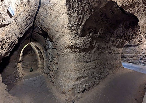 Imagen secundaria 1 - Las Cuevas Árabes han sido utilizadas desde tiempos inmemoriales para conservar excepcionalmente aceite, vino, aguardiente y todo tipo de alimentos. Fueron también lugar de refugio y vías de huida en tiempos de guerra. A la derecha unos arcos identificados como visigodos.