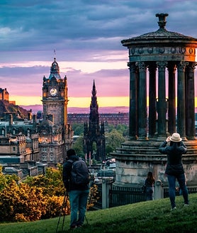 Imagen secundaria 2 - Con 1.814,2 metros de longitud, la Royal Mile (en la foto superior) es la calle más famosa de Edimburgo. Junto a estas líneas, un 'piper' y un perro 'influencer' (Marcel le Corgi) en una tienda. A la derecha, Calton Hill, justo donde acaba Princes Street.