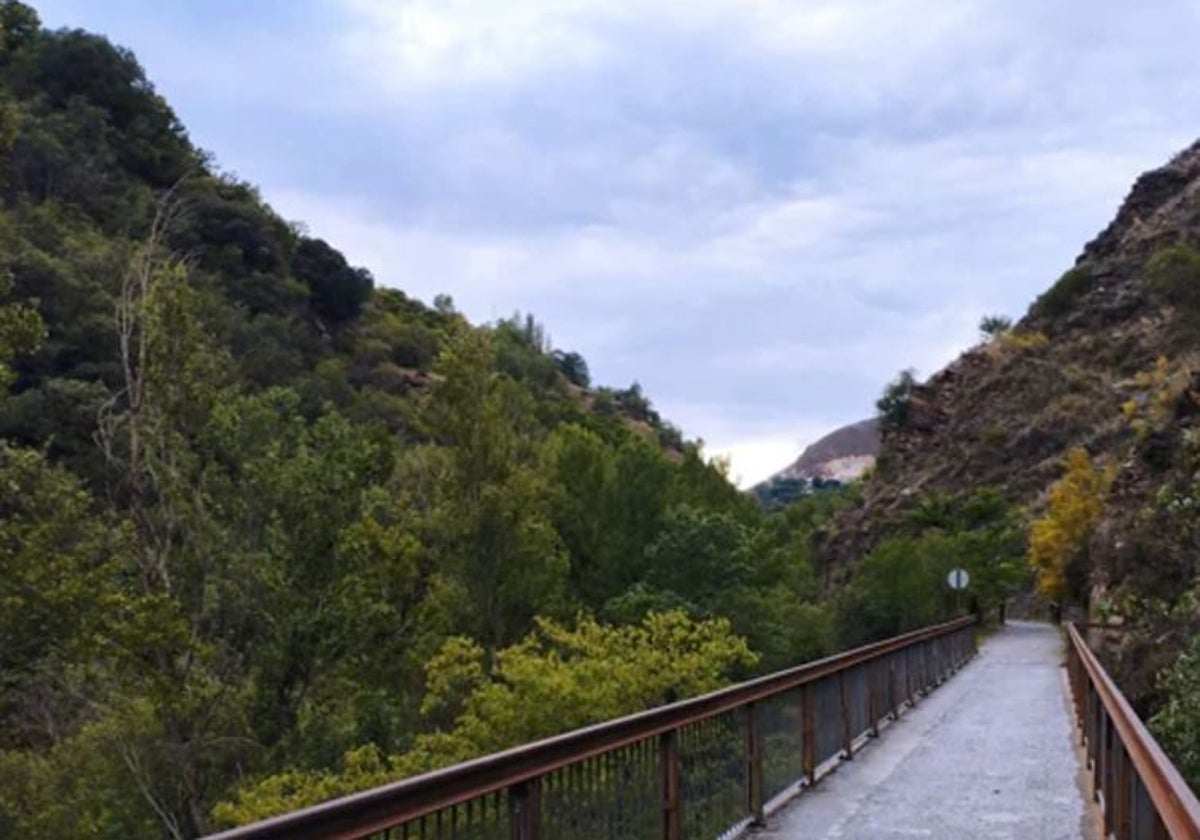 El sendero discurre por un paisaje de lo más agradable y es disfrutable todo el año