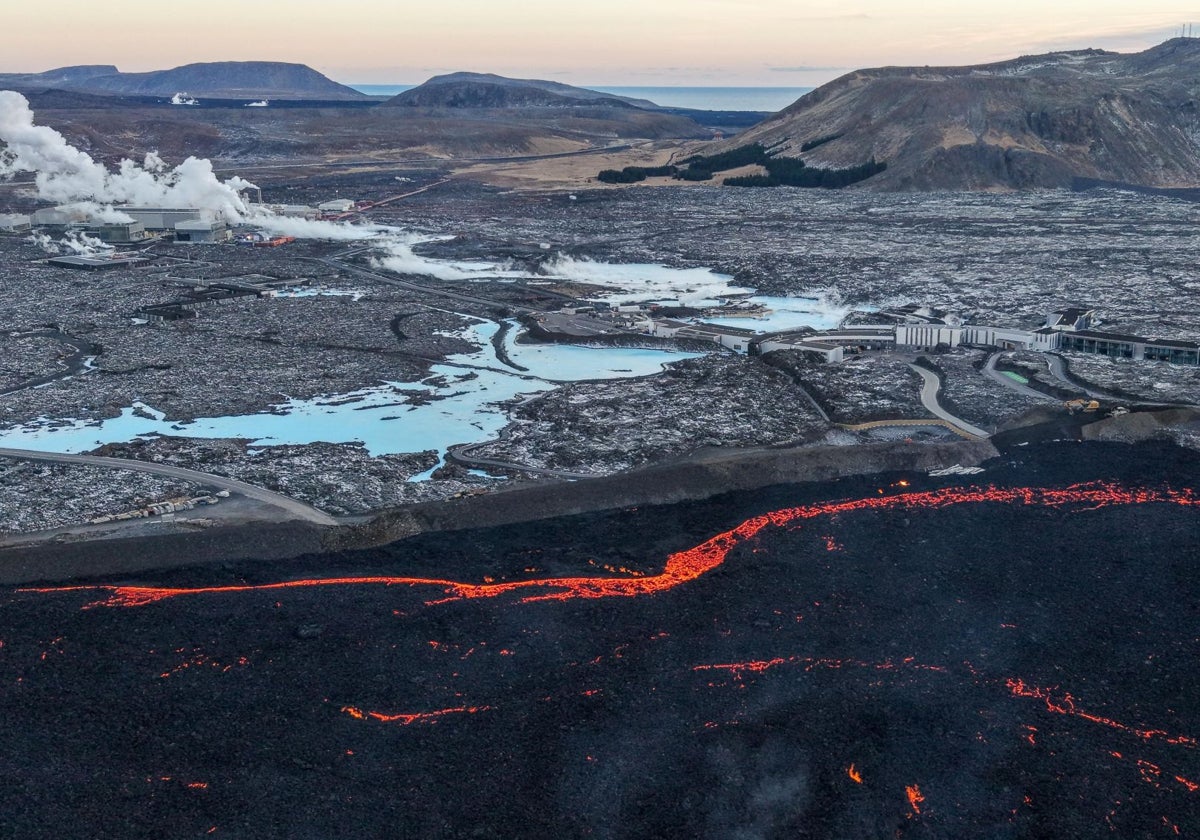 La lava rodea la Blue Lagoon, cerca de Grindavik, en Islandia