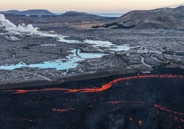 Espectaculares imágenes de la Laguna Azul rodeada por lava volcánica