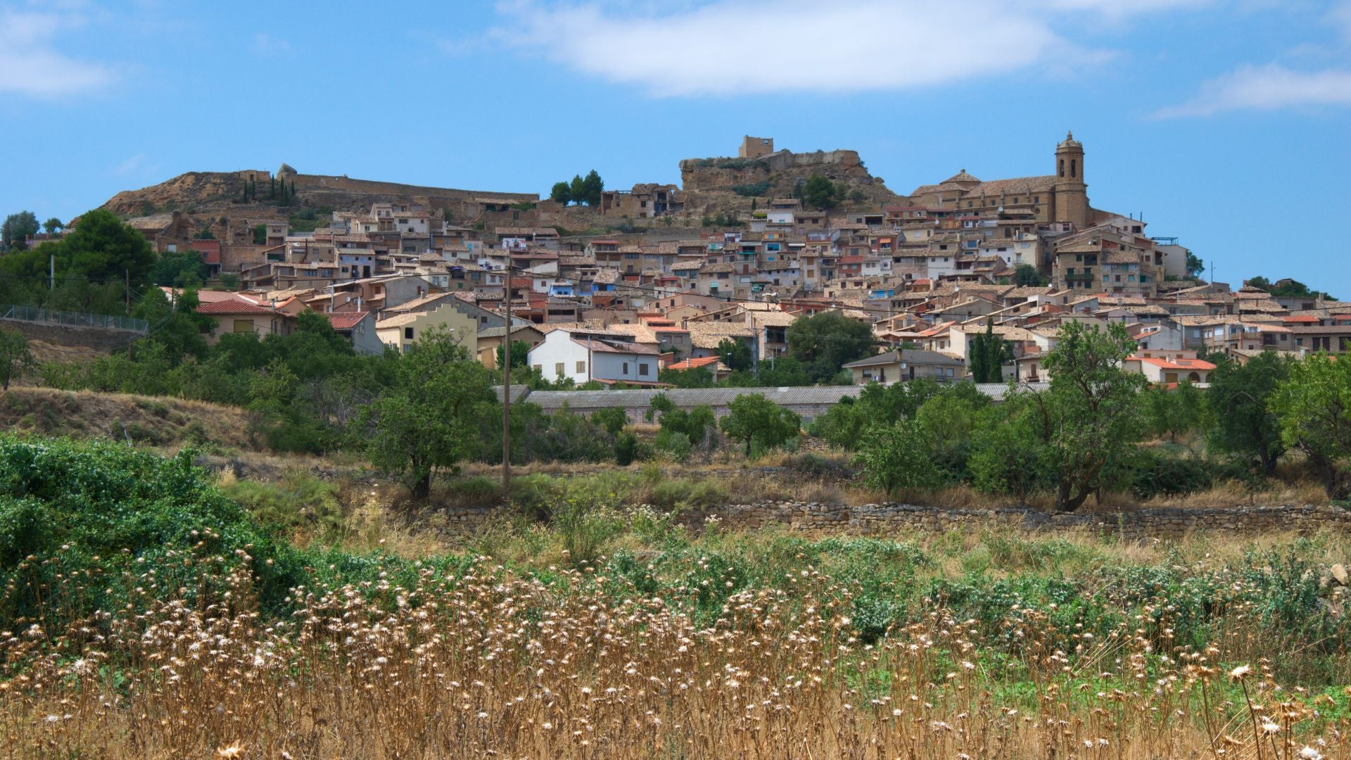 La Fresneda es un pintoresco pueblo de montaña de Teruel, en el corazón de la Comarca del Bajo Aragón, famoso por sus casas de piedra y su bien conservada plaza porticada. Su arquitectura tradicional y su entorno natural lo convierten en un lugar de gran belleza y tranquilidad.
