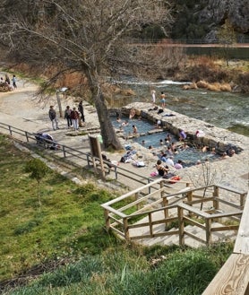 Imagen secundaria 2 - En la foto superior, anochecer en Yanguas, un pueblo soriano que bien merece la pena conocer. Sobre estas líneas, Oncala, también en Soria, y, a la derecha, las pozas de Arnedillo, en La Rioja.