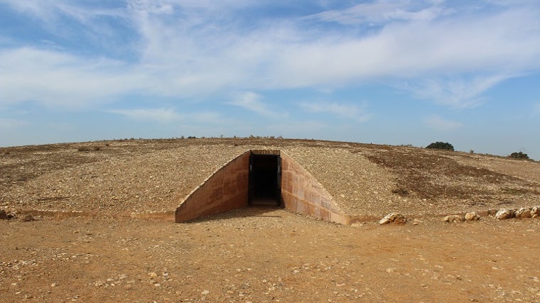 En algunas partes del interior del dolmen de Soto, se alcanzan los tres metros de altura