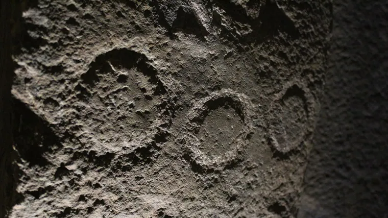 Una de las características más apreciadas del dolmen de Soto son las pinturas simbólicas que se pueden encontrar en su interior