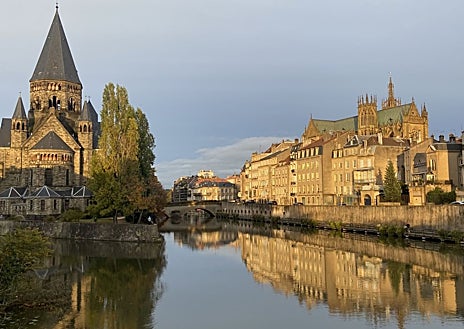 Imagen secundaria 1 - En la foto superior, las vidrieras góticas de la catedral de Saint-Étienne en Metz. Junto a estas líneas, una vista del Temple Neuf desde el Moyen Pont en Metz. A la derecha, una escena de Navidad en Estrasburgo.