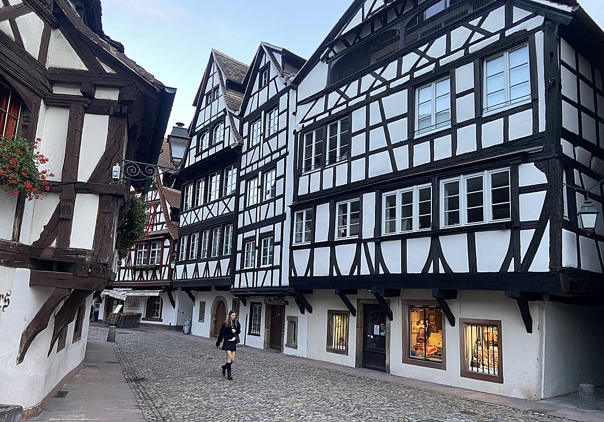 Calle típica de la Petite France en Estrasbrugo