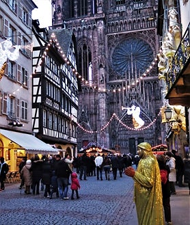 Imagen secundaria 2 - En la foto superior, las vidrieras góticas de la catedral de Saint-Étienne en Metz. Junto a estas líneas, una vista del Temple Neuf desde el Moyen Pont en Metz. A la derecha, una escena de Navidad en Estrasburgo.