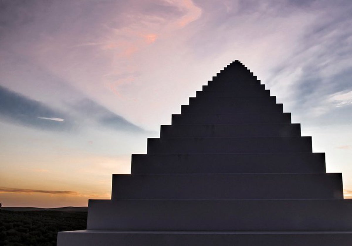 Escalera al cielo del cementerio de San Rafael al atardecer