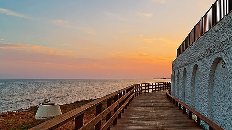 Vista de una de las pasarelas junto al mar por las que pasa la Gran Senda de Málaga
