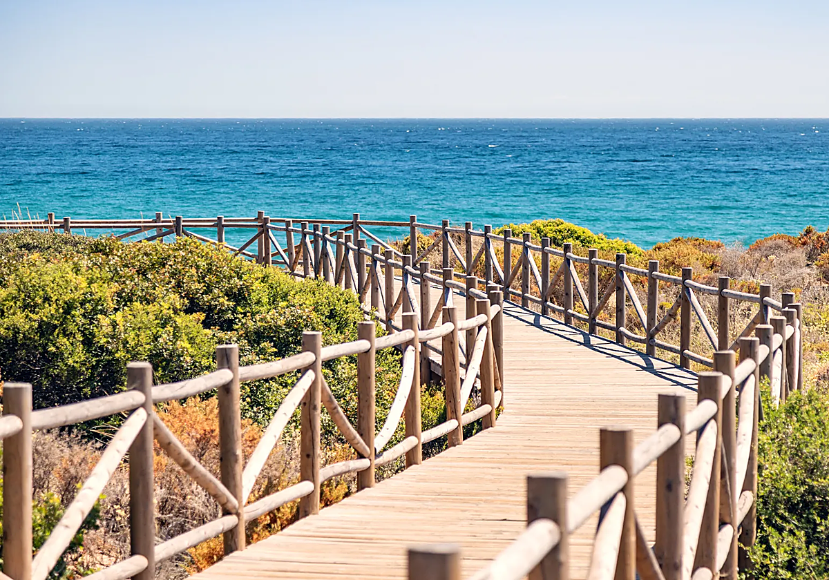 Vista de uno de los senderos de la Senda del Litoral de Málaga