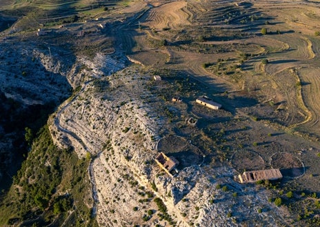 Imagen secundaria 1 - En la foto superior, Villarluengo, en el corazón de la Ruta del Silencio. Junto a estas líneas, el paisaje de la Sierra de Arcos. A la derecha, el logo de la ruta en el mirador del Alto Maestrazgo.