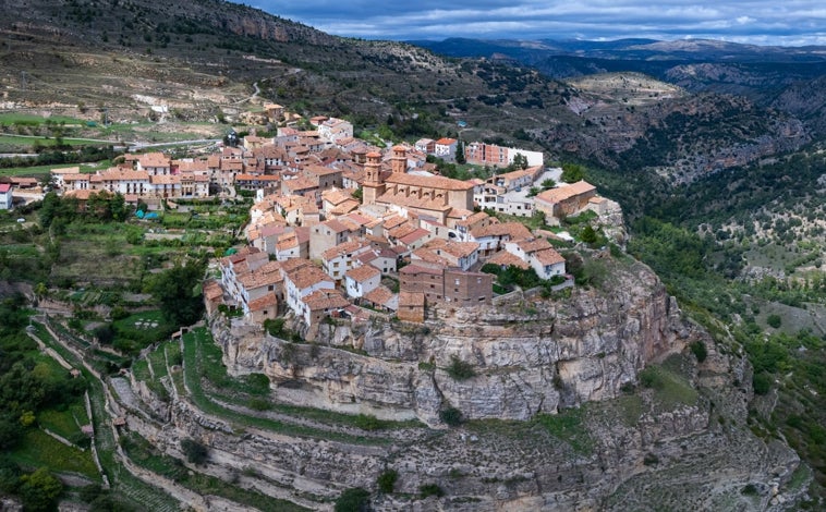 Imagen principal - En la foto superior, Villarluengo, en el corazón de la Ruta del Silencio. Junto a estas líneas, el paisaje de la Sierra de Arcos. A la derecha, el logo de la ruta en el mirador del Alto Maestrazgo.