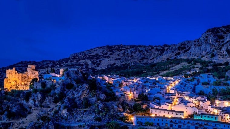 Vista nocturna de Zuheros nevado