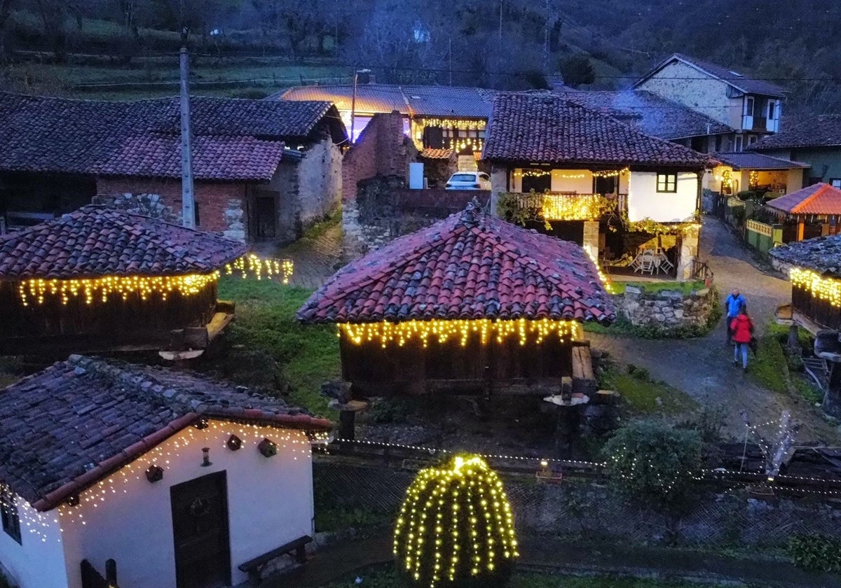 Así luce el pueblo asturiano de Aciera en Navidad