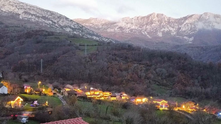 Imagen del pueblo de Aciera al atardecer todo iluminado