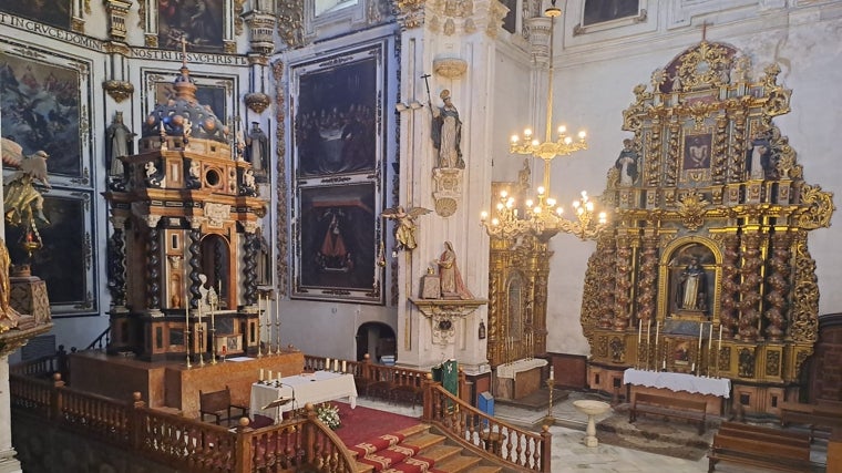 El altar del templo y los elementos próximos son otra obra de arte