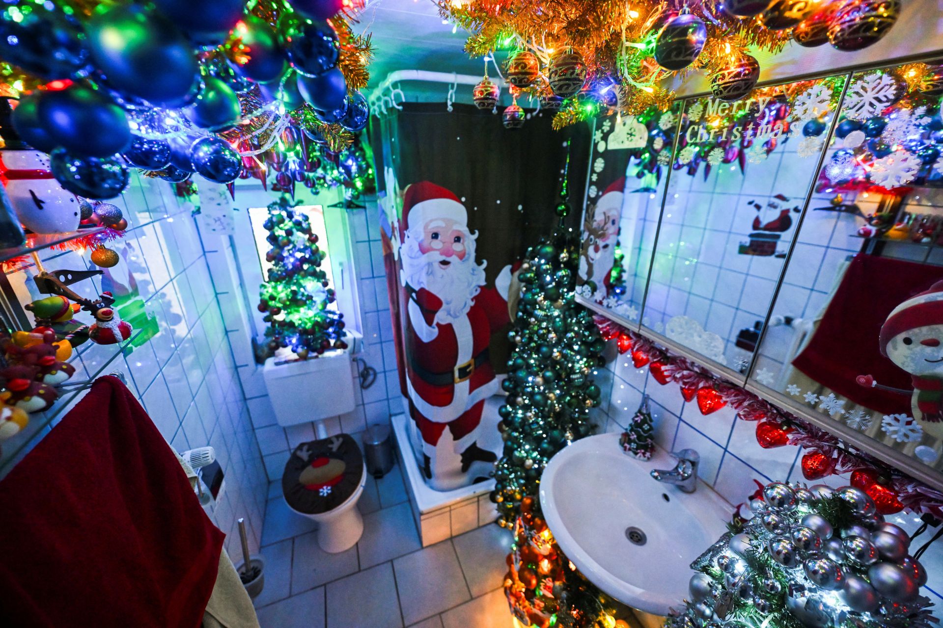 Hay árboles de de Navidad en el frigorífico y en el baño, y en el salón sólo hay espacio para un estrecho sillón con televisor.