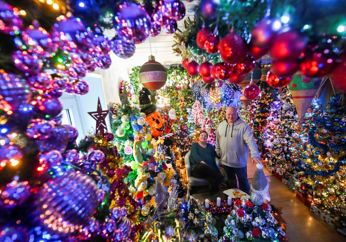 Susanne y Thomas Jeromin, en su casa, rodeados de árboles de Navidad