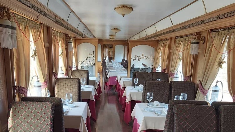 Parece un barco, pero es un restaurante: así es el lujoso 'Orient Express' de Granada