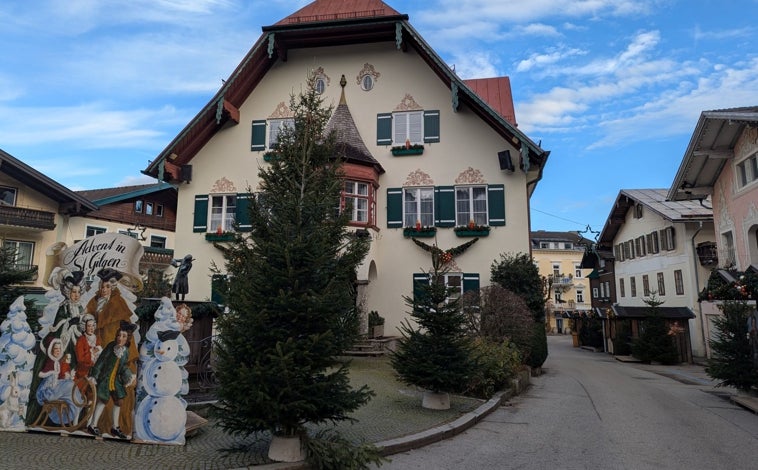 Imagen principal - Imágenes del centro histórico de St Gilgen y del mercadillo de St Wolfgang. A la derecha, en St Wolfgang, una de las figuras de gran tamaño que forman parte de la decoración de este pueblo.