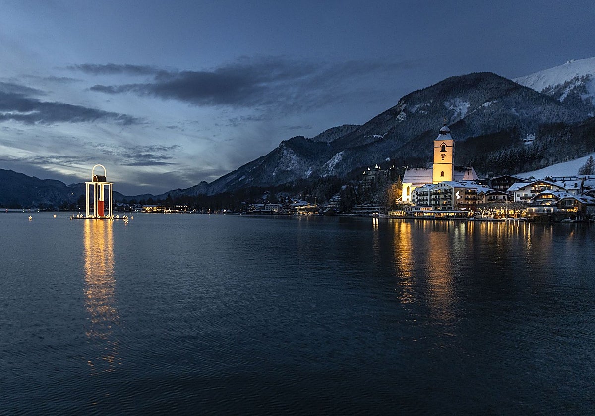 En el lago, junto a St. Wolfgang, luce una linterna flotante de dieciséis metros de altura convertida en símbolo del Adviento moderno