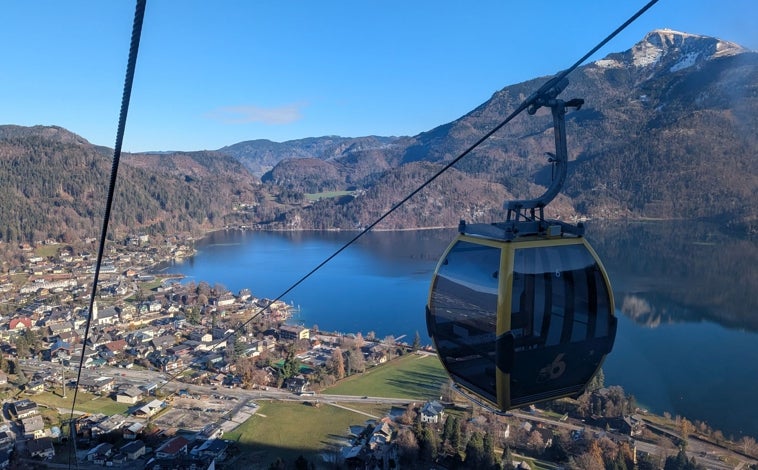 Imagen principal - Vista dese el Zwölferhorn Cable Car, un teleférico que sale de St Gilgen y que permite apreciar la belleza de esta zona de lagos y montañas de la zona. Junto a estas líneas, el desfile de los Glöcker y un rincón del mercadillo de Strobl.