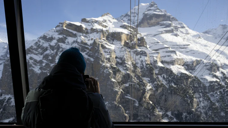 The cabins have glass on both the walls and the floor allowing you to admire the landscape at all times