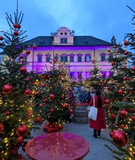 Imagen secundaria 2 - En la foto superior, el mercado de Navidad de St Wolfgang, junto al lago Wolfgangsee. Junto a estas líneas, el mercadillo de Salzburgo (Salzburger Christkindlmarkt), que acaba de cumplir oficialmente 50 años. A la derecha, el palacio de Hellbrunn, donde luce el mercadillo de Navidad perfecto.