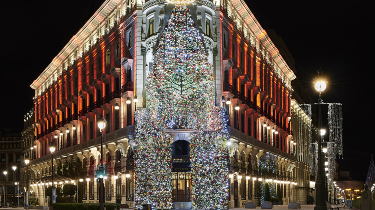 El árbol de 22 metros de altura del Four Seasons Madrid