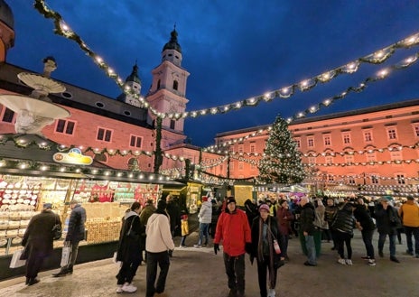 Imagen secundaria 1 - En la foto superior, el mercado de Navidad de St Wolfgang, junto al lago Wolfgangsee. Junto a estas líneas, el mercadillo de Salzburgo (Salzburger Christkindlmarkt), que acaba de cumplir oficialmente 50 años. A la derecha, el palacio de Hellbrunn, donde luce el mercadillo de Navidad perfecto.