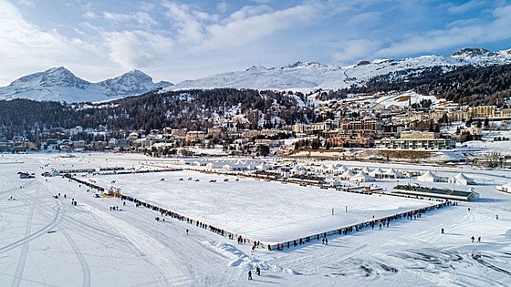 El pueblo de los Alpes que organiza los mejores planes en su gran lago helado