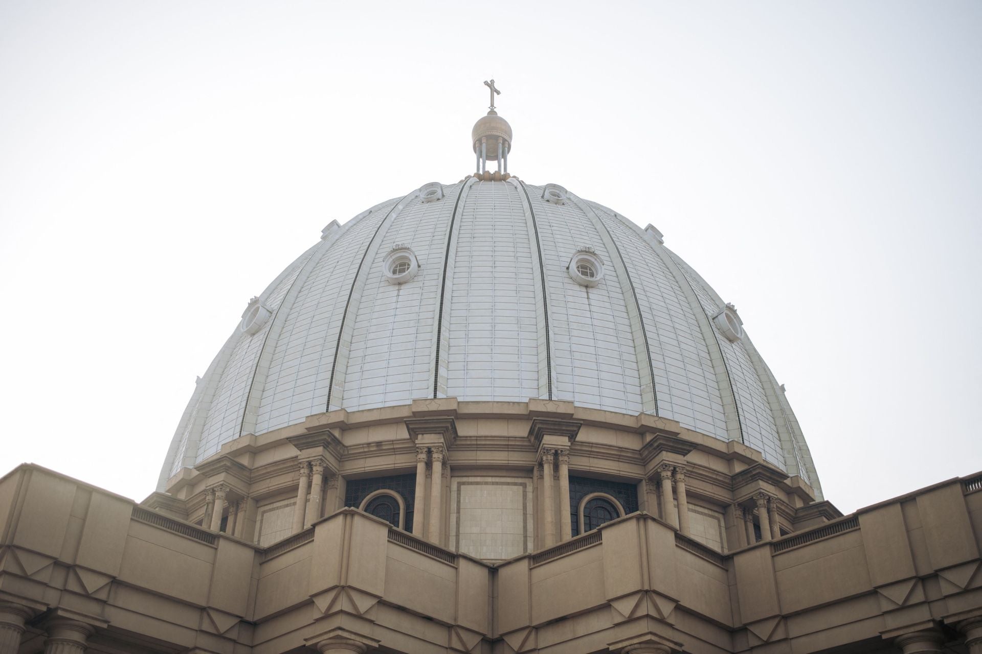 Su diseño se inspiró en la Basílica de San Pedro en Roma. La primera piedra se colocó el domingo 2 de febrero de 1986.