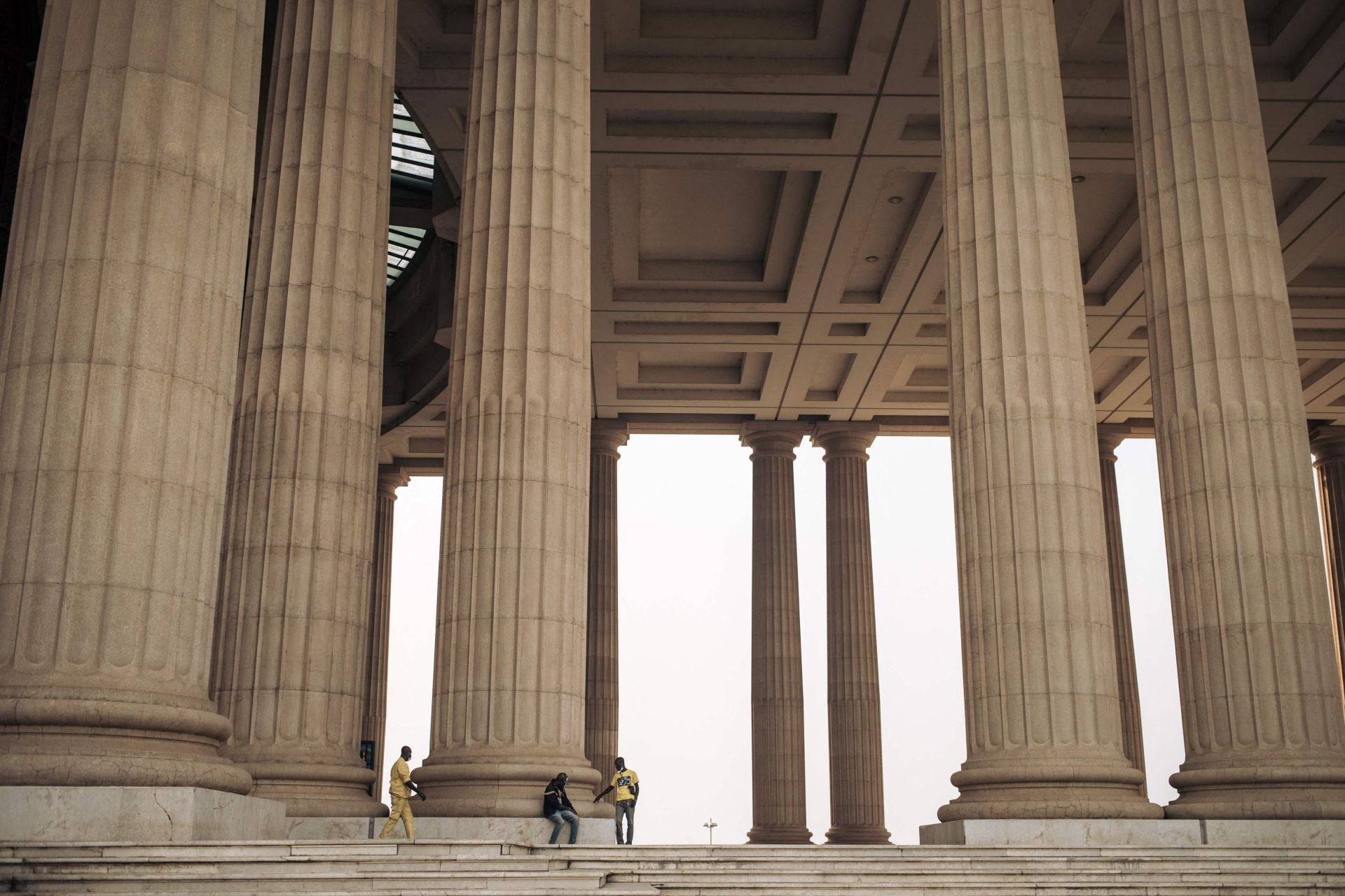 El coste exacto de la construcción de la Basílica de la Paz nunca se ha sabido. Se habla de 300 millones de dólares de la época, financiados según se dijo entonces por el expresidente Félix Houphouët-Boigny.