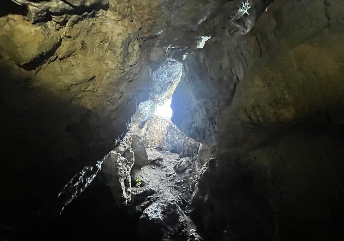 La Cueva de la Terriza se encuentra entre El Bosque y Benamahoma, en plena Sierra de Grazalema