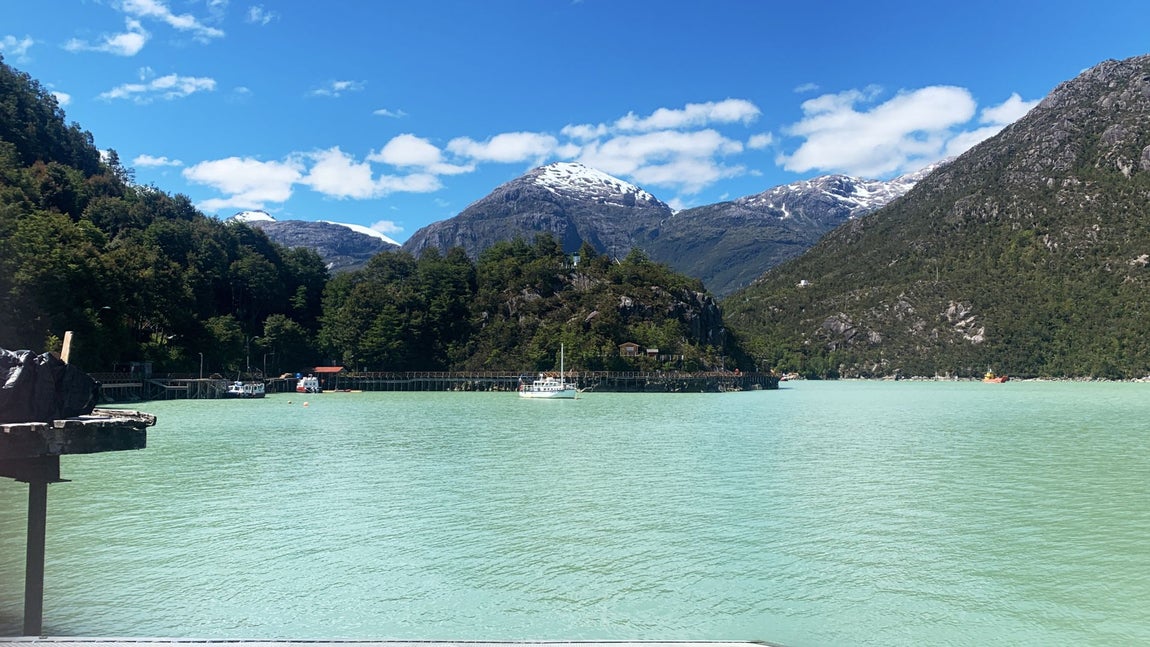 El Río Baker es el más caudaloso de Chile y se ubica en la región de Aysén. Nace en el Lago Bertrand y fluye hacia el océano Pacífico, atravesando paisajes impresionantes.