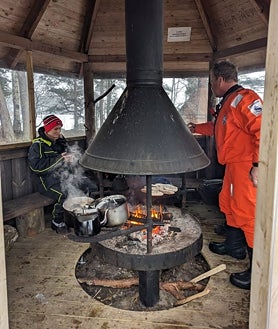 Imagen secundaria 2 - Los excursionistas se visten con un traje de supervivencia naranja, grueso y pesado, que no deja pasar el agua y el frío, se lanzan al agua para experimentar sin riesgos el frío y la enormidad de esta tierra hostil.