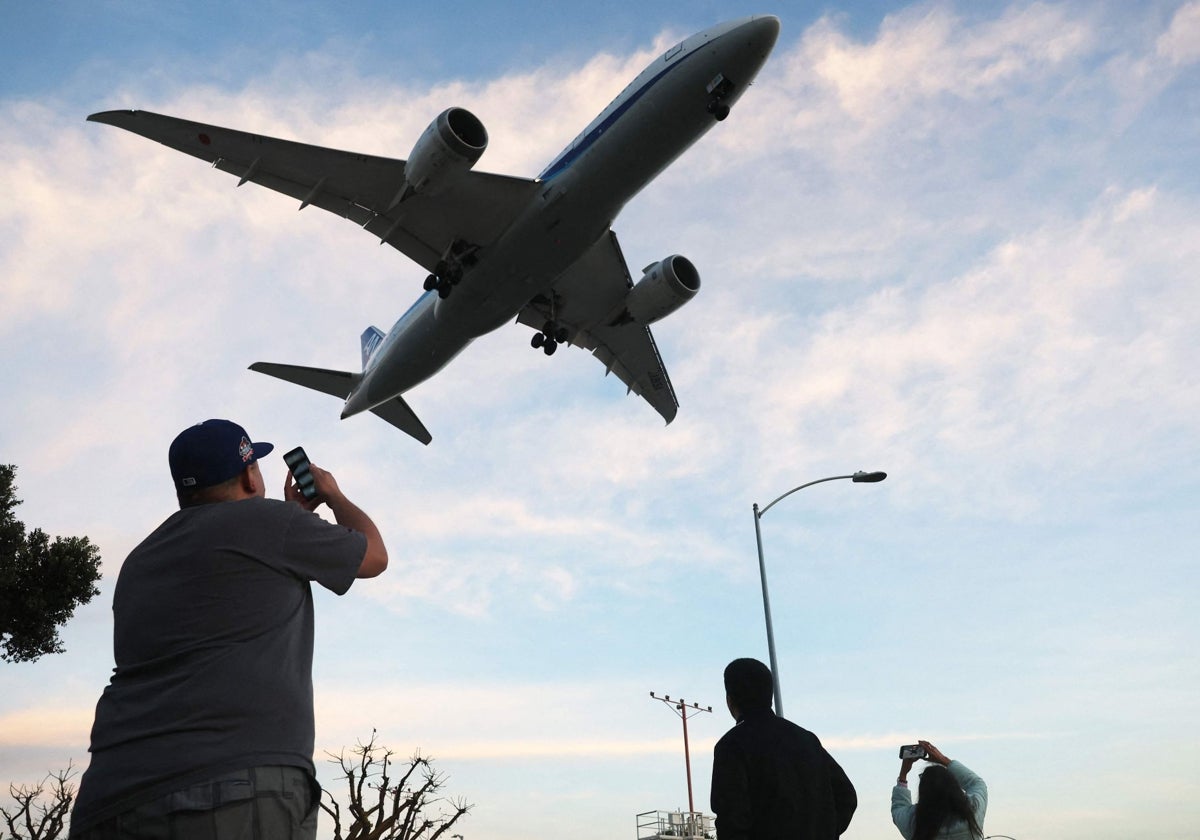 Un avión se aproxima al Aeropuerto Internacional de Los Ángeles (LAX)