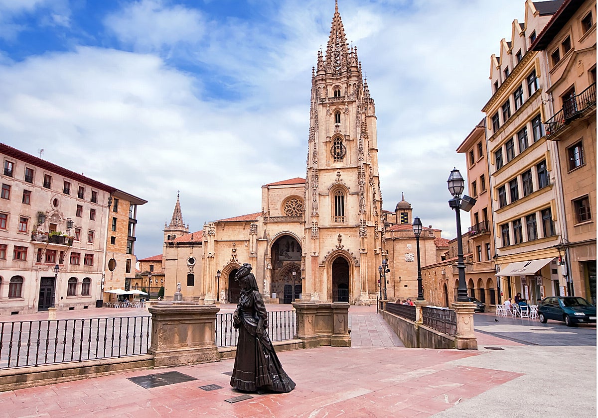La escultura de La Regenta y la catedral de San Salvador, en Oviedo