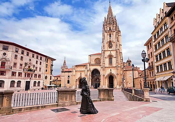 La escultura de La Regenta y la catedral de San Salvador, en Oviedo