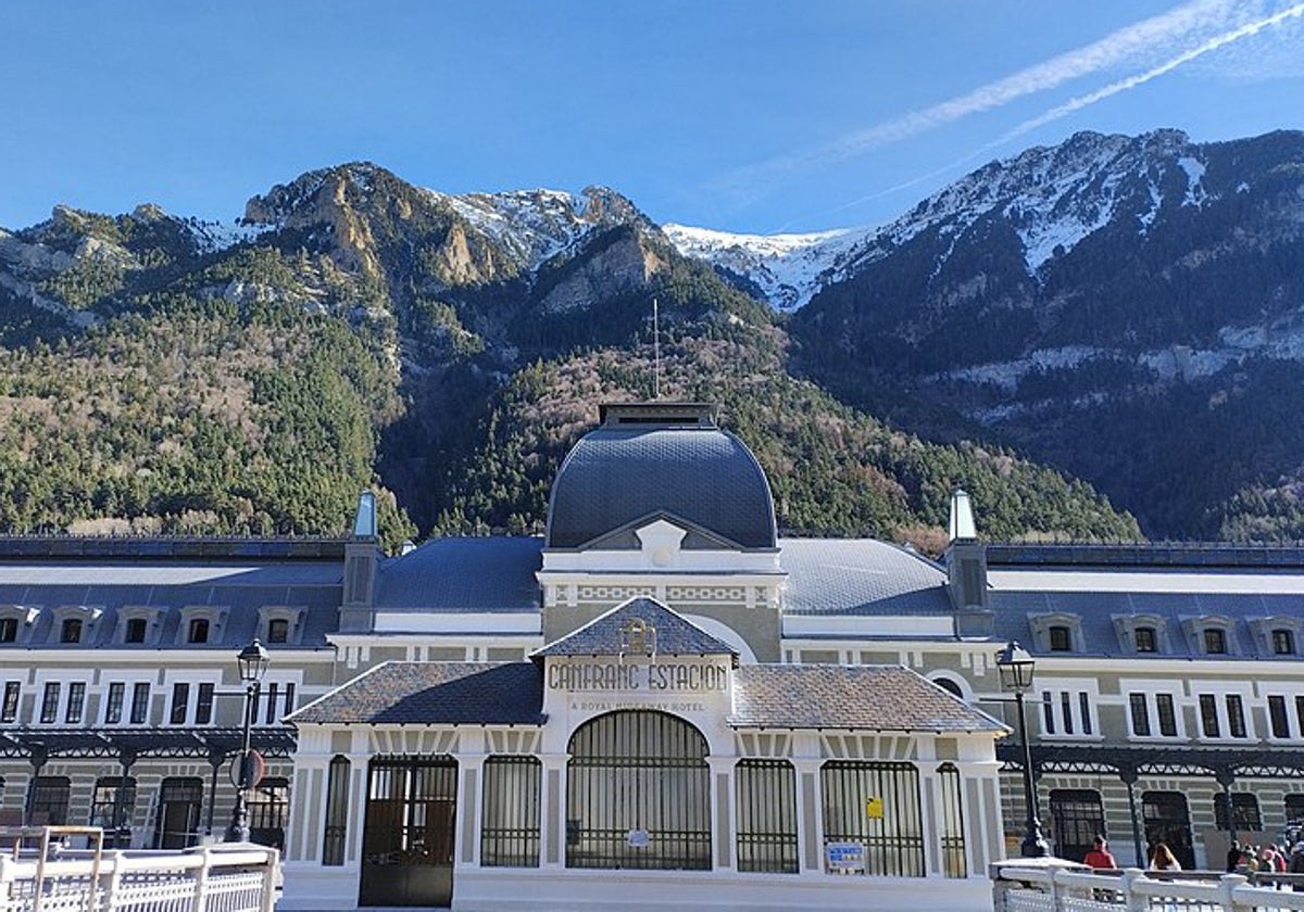 La puerta histórica de acceso a la estación internacional de Canfranc da ahora paso al hall de un hotel 5 estrellas