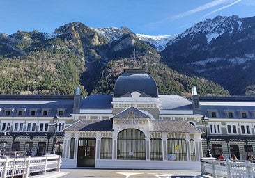 La estación internacional de Canfranc: la historia, el hotel y el lujo del paso que atraviesa los Pirineos