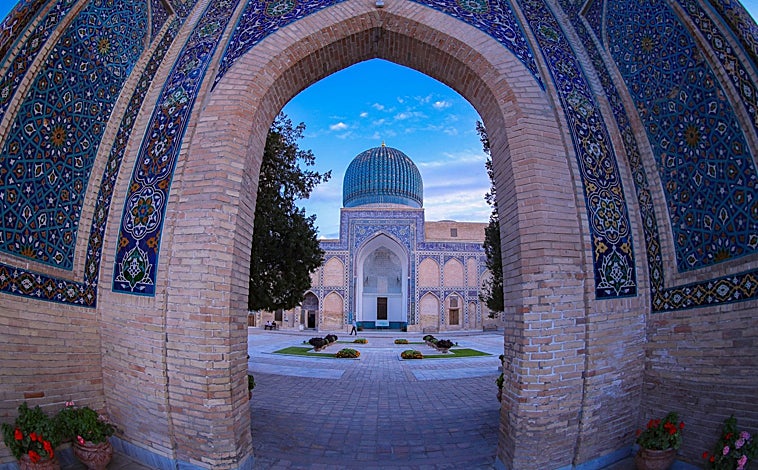 Imagen principal - En la foto superior, Gur-e Amir, el mausoleo del conquistador asiático Tamerlán en Samarcanda. Junto a estas líneas, las veinte columnas de la mezquita de Bolo Hauz en Bujará. A la derecha, la necrópolis de Shahi Zinda, en Samarcanda