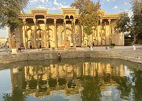 Imagen secundaria 1 - En la foto superior, Gur-e Amir, el mausoleo del conquistador asiático Tamerlán en Samarcanda. Junto a estas líneas, las veinte columnas de la mezquita de Bolo Hauz en Bujará. A la derecha, la necrópolis de Shahi Zinda, en Samarcanda
