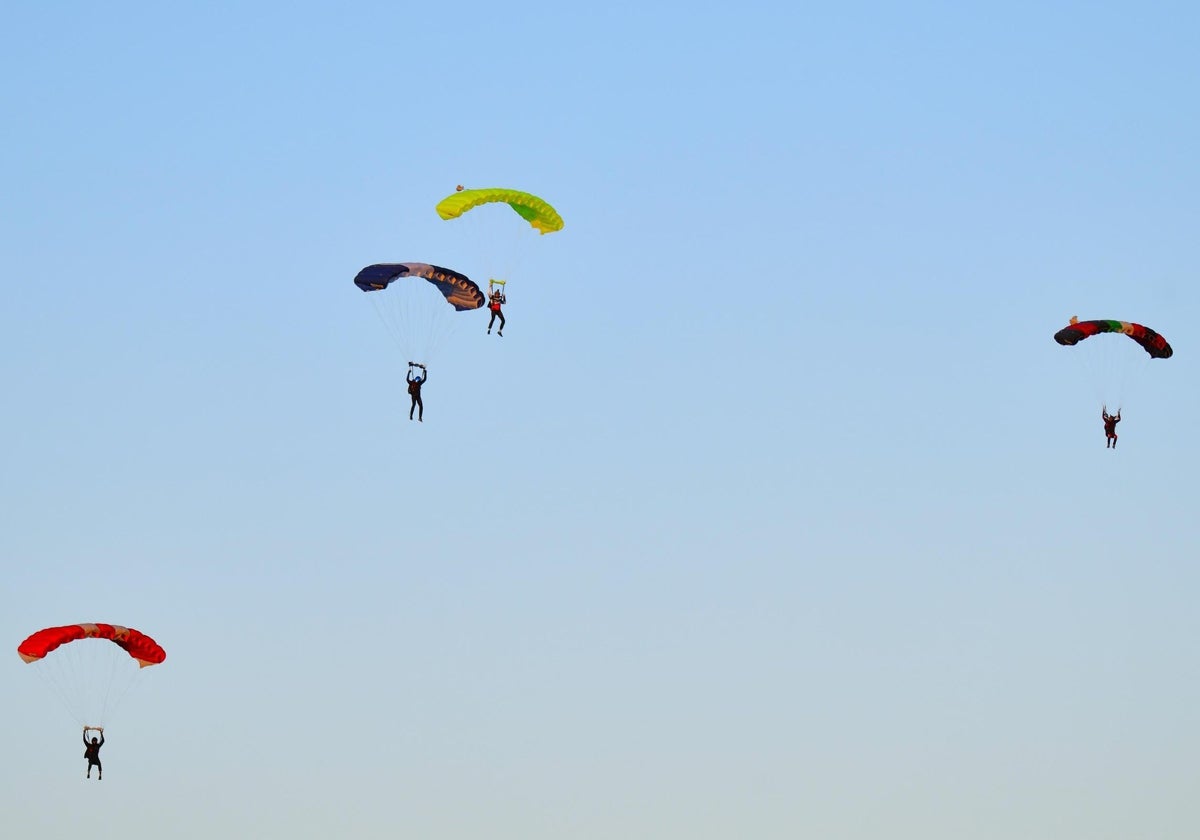 Personas haciendo el salto de paracaídas más alto de Europa desde un pueblo de Sevilla