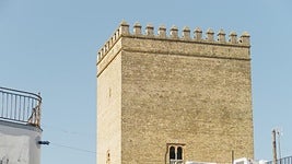El pueblo a 20 minutos de Sevilla con una torre que comunica directamente con Itálica
