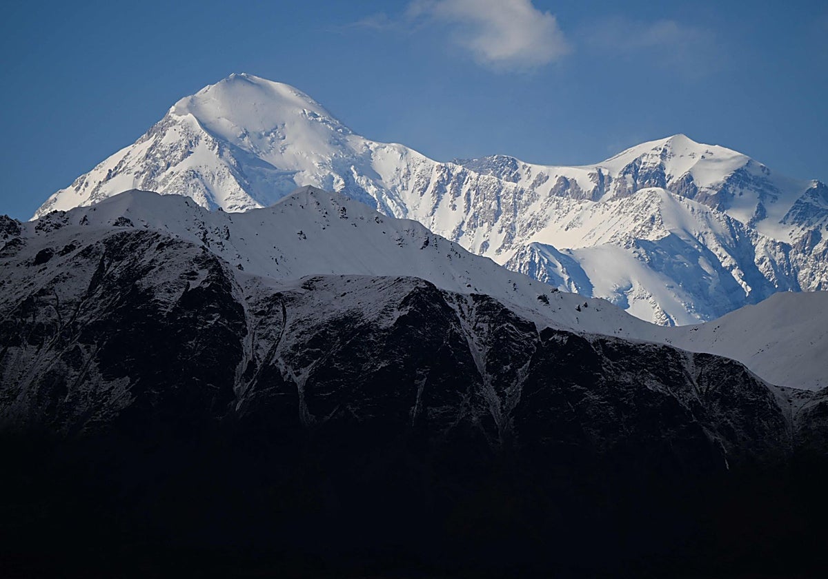 El pico sur (izq.) y el pico norte del Denali / McKinley vistos desde el mirador suri en el Parque Nacional Denali, cerca de Trapper Creek