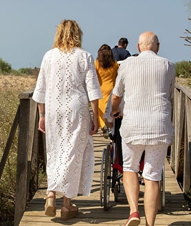 Imagen secundaria 2 - En la foto superior, la música y la noche en uno de los festivales que llenan la agenda cultural del año. Junto a estas líneas, el Barrio Reina Victoria, también conocido como Barrio Obrero, y la pasarela de la Playa del Espigón.