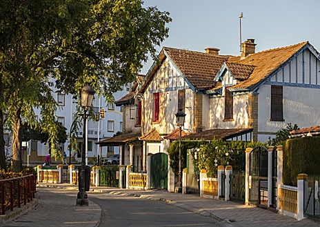 Imagen secundaria 1 - En la foto superior, la música y la noche en uno de los festivales que llenan la agenda cultural del año. Junto a estas líneas, el Barrio Reina Victoria, también conocido como Barrio Obrero, y la pasarela de la Playa del Espigón.